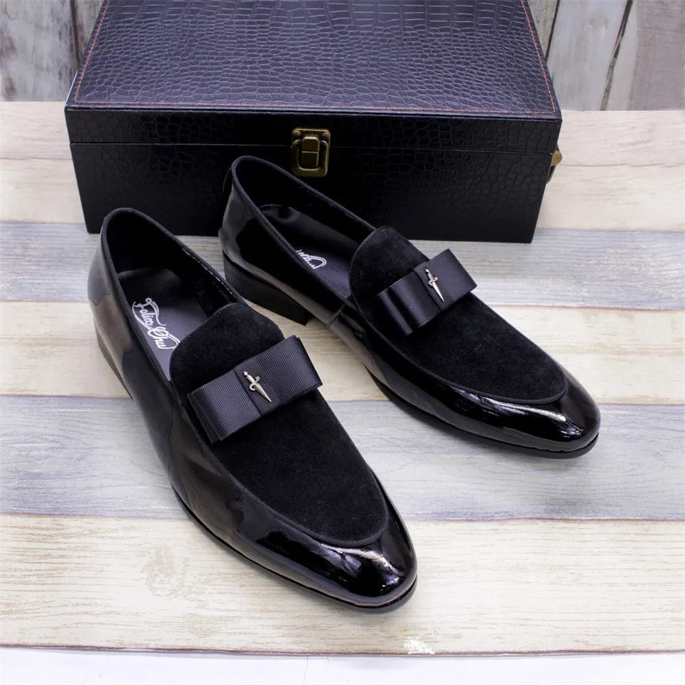 Men's low-top patent leather shoes with tassel detail in black colour