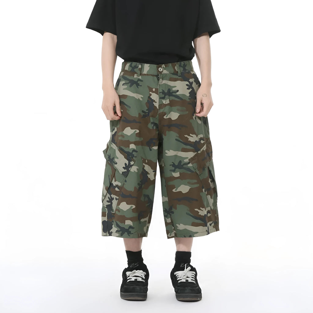 Men's loose wide-leg camouflage cropped cotton trousers with large side pockets.