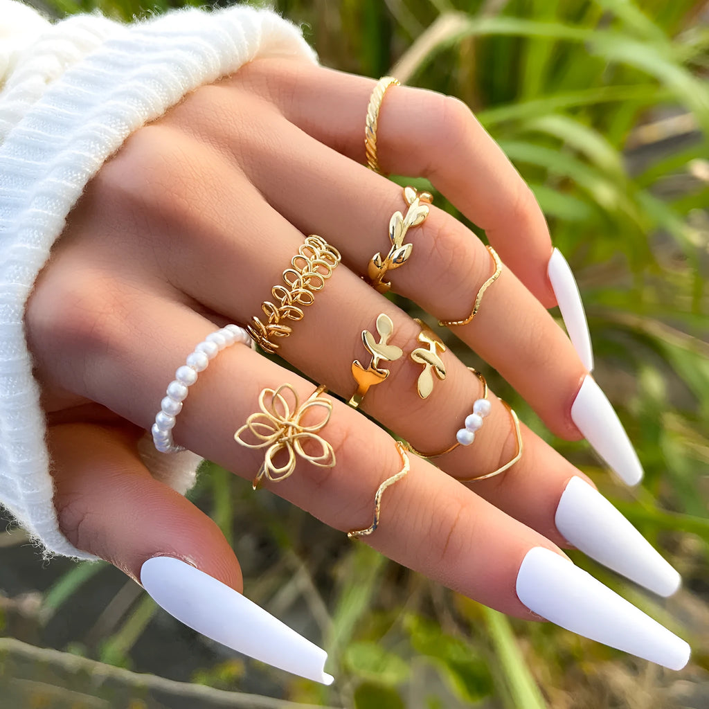 Openwork floral ring in glossy gold electroplated alloy metal