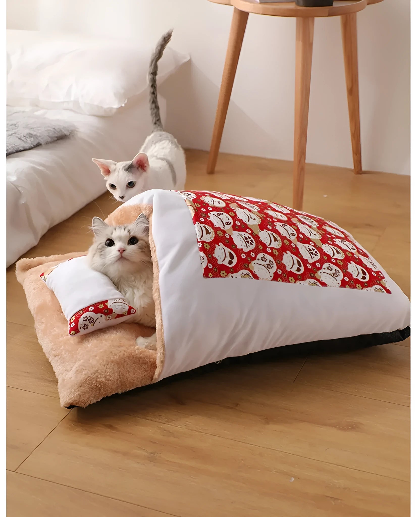 Kimpets closed cat litter tray with removable cushion in red, size L