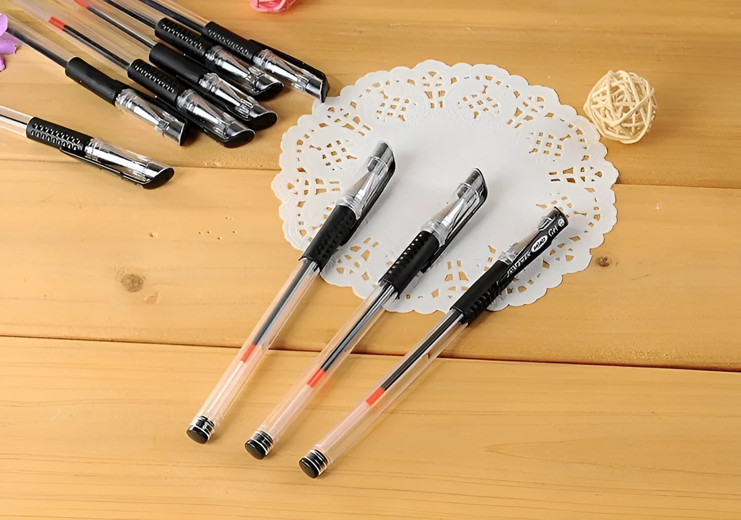 0.5mm carbon black refill gel pen with plastic body and cap, 14.5cm long