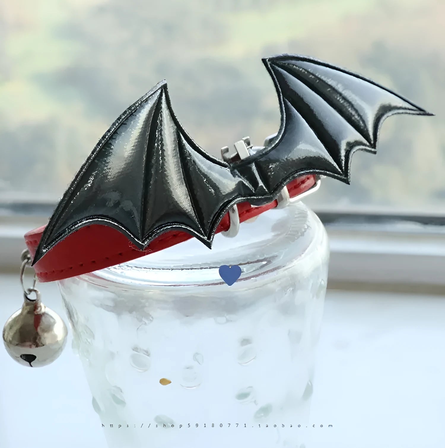 Little devil wings bell leather collar for pets in patent leather satin material with decorative wings