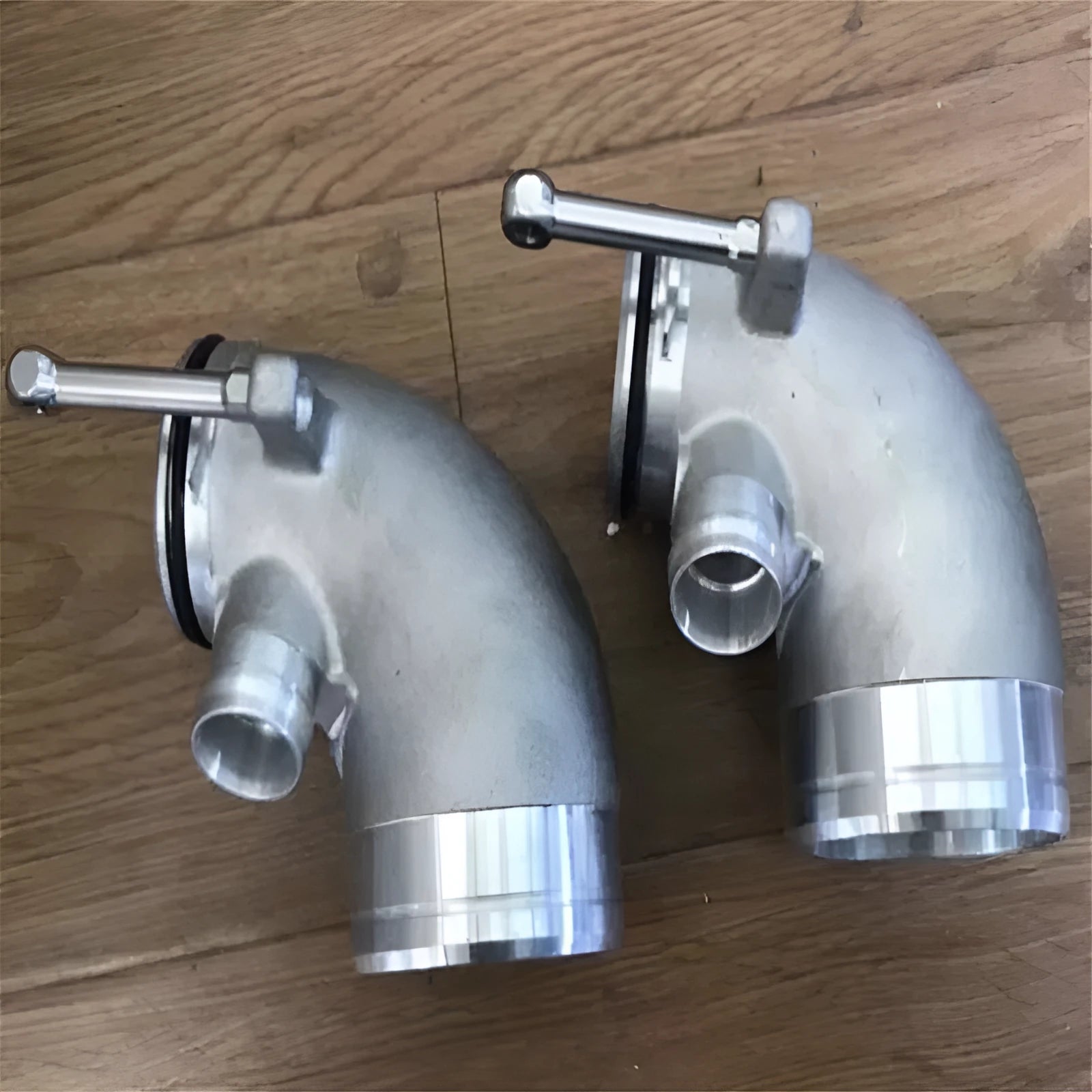 Aluminium alloy 90 degree turbine tube elbow for lateral engine turbo applications
