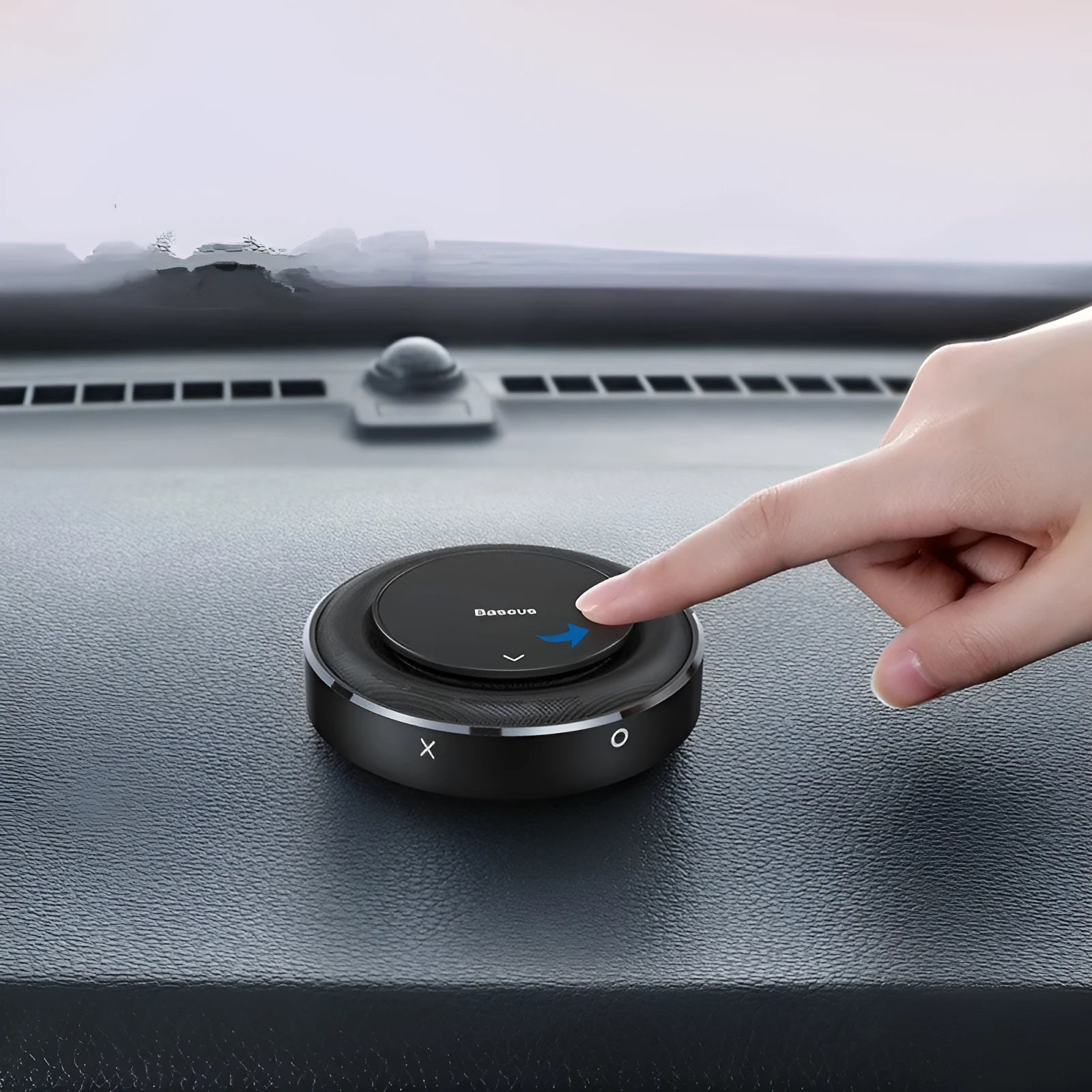 Aluminium alloy car fragrance diffuser with round perfume seat and scent tablets in black red silver colours