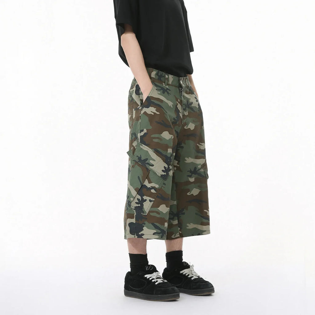 Men's loose wide-leg camouflage cropped cotton trousers with large side pockets.