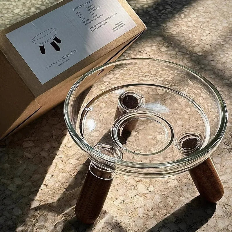 Pet bowl stand with glass bowl on light-coloured plastic shelf for cervical protection suitable for cats and dogs