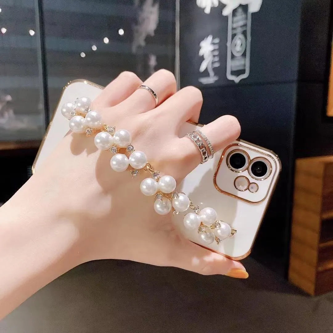 Electroplated pearl bracelet silicone phone case for Apple 15, all-inclusive cover with chain detail, black shell