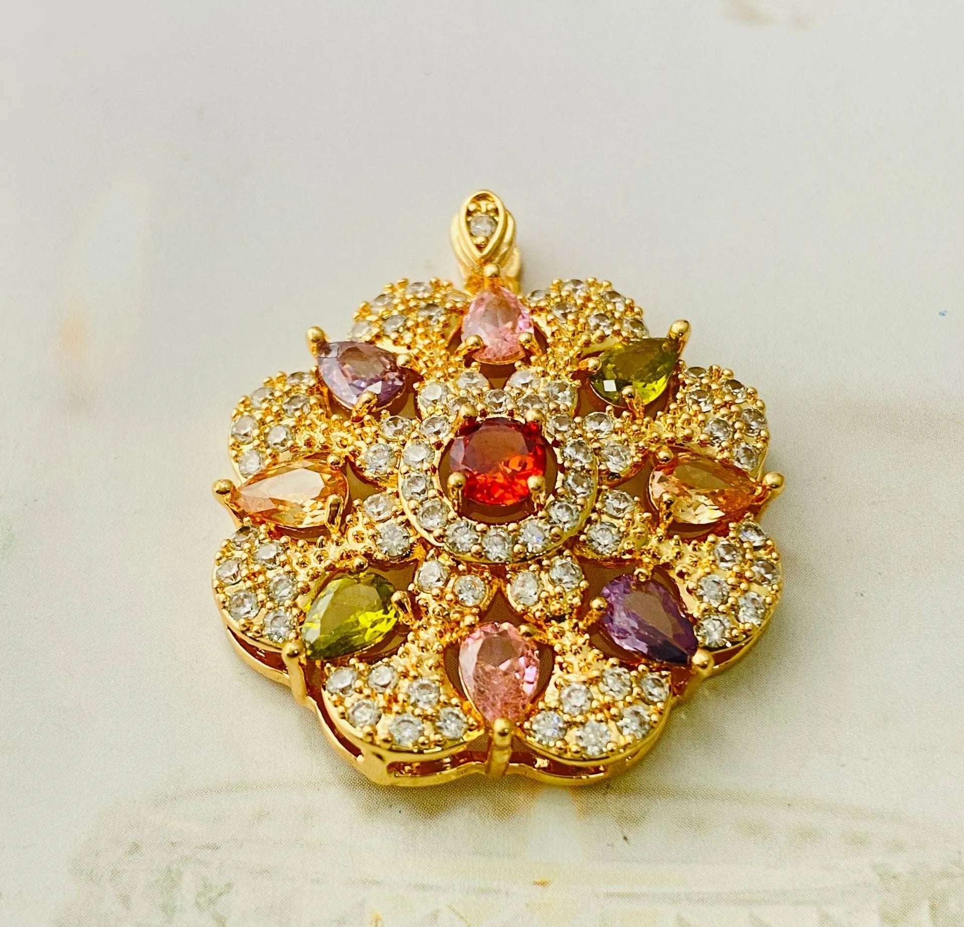 Women's zircon flower pendant necklace in gold, champagne gold or platinum colour with electroplated finish