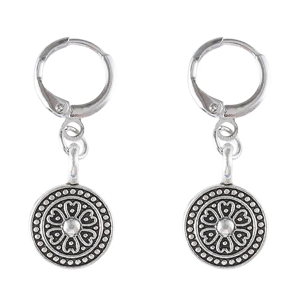 A pair of bohemian retro style earrings with a distressed geometric round print, made from electroplated zinc alloy.