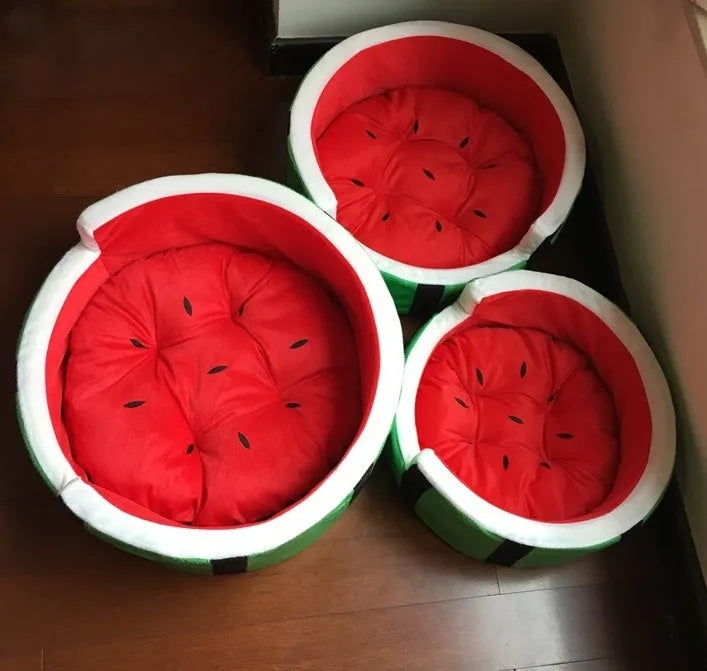 Watermelon-shaped Shu cotton pet bed in green and pink, suitable for small dogs and cats up to 5 kg