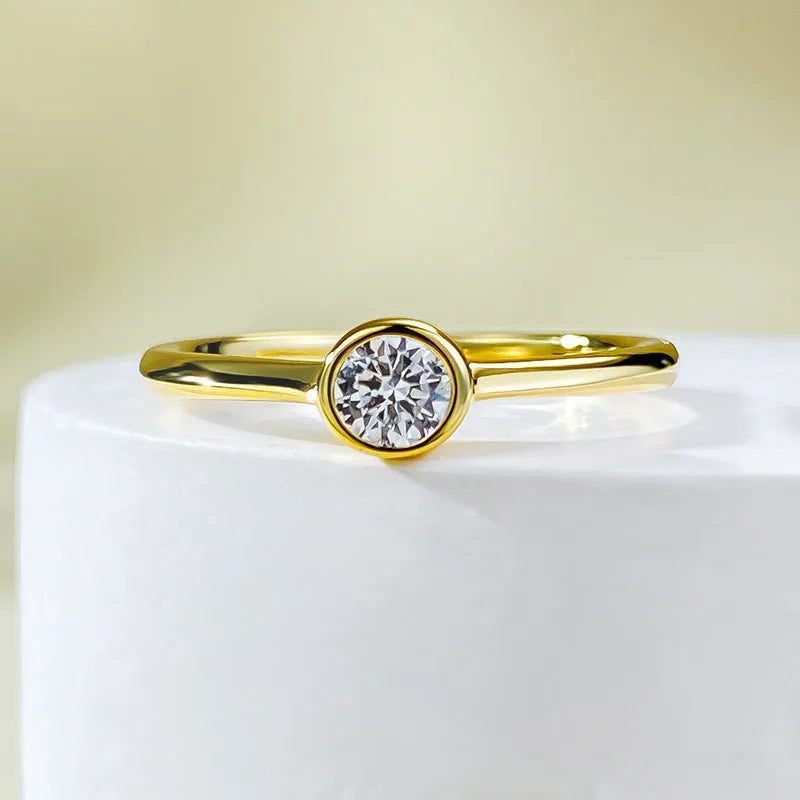 Minimalist crown-shaped silver ring with linear detailing in R962 gold or platinum electroplated finish