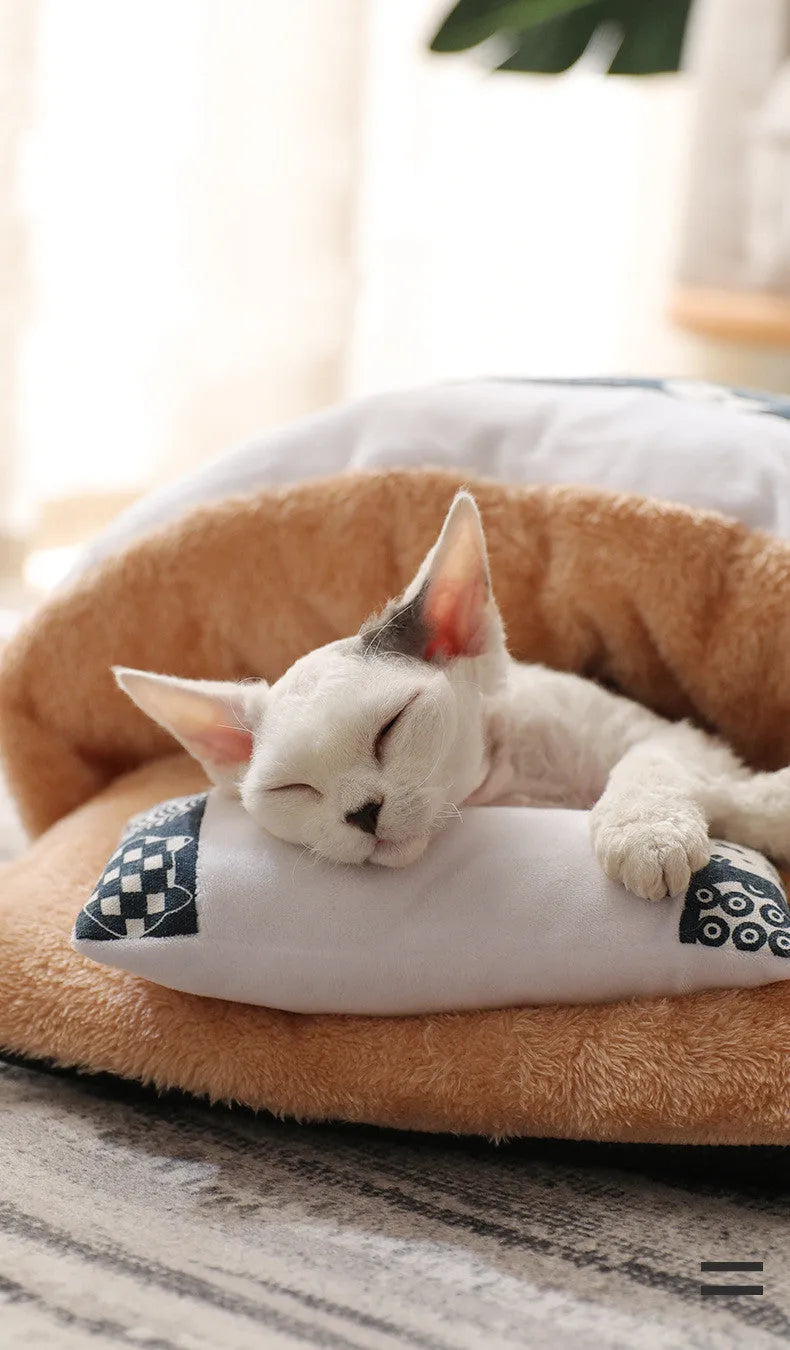 Kimpets closed cat litter tray with removable cushion in red, size L