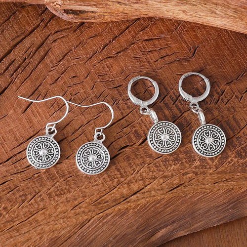 A pair of bohemian retro style earrings with a distressed geometric round print, made from electroplated zinc alloy.