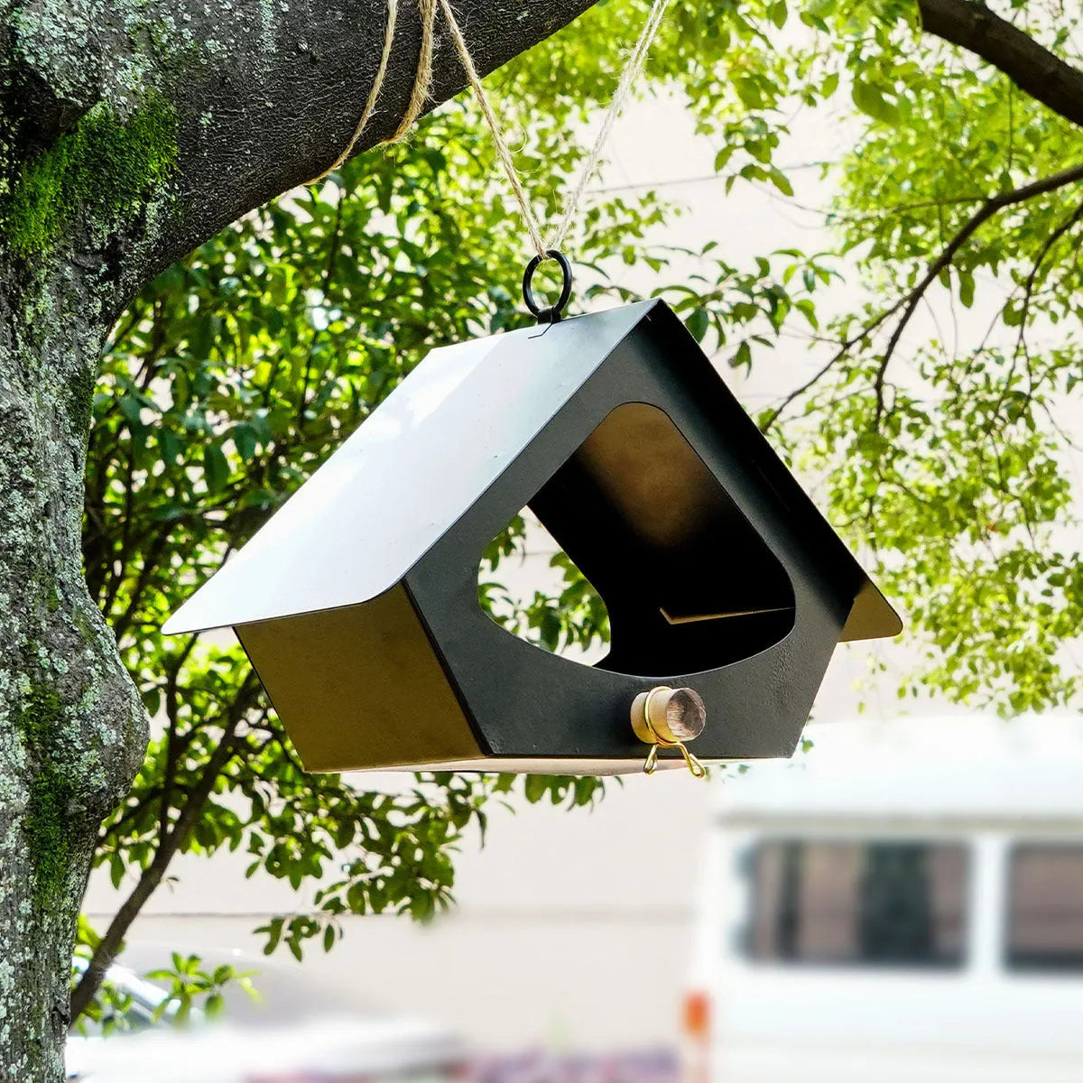 Outdoor iron bird feeder nest with anti-rain lid in European modern simplicity style for garden decoration.