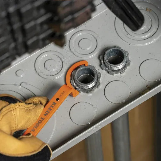 Three colour-coded magnetic suction wrenches with catheter locking in orange, grey, and black