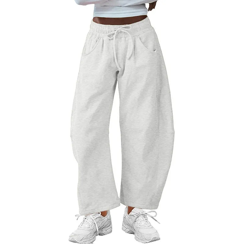 Loose cotton cropped sweatpants with elastic waistband in street fashion style