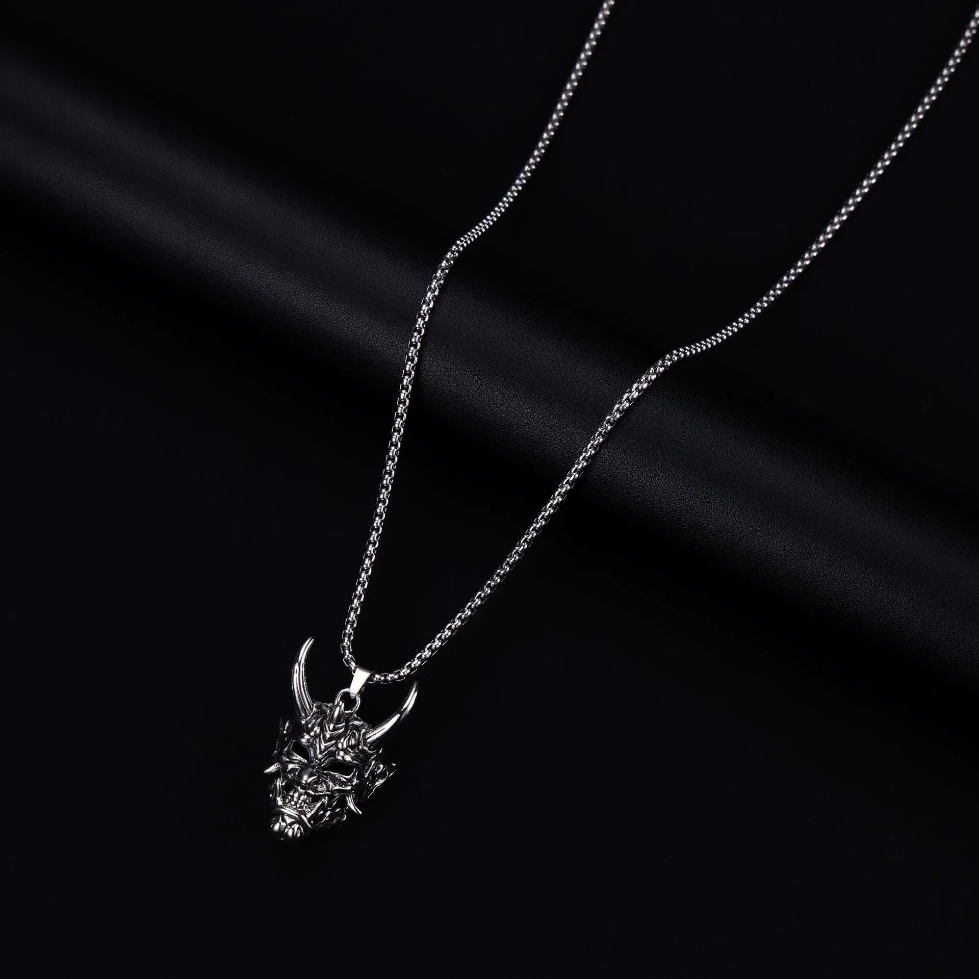 Men's vintage zinc alloy necklace with electroplated silver pendant measuring 40mm x 27mm x 20mm