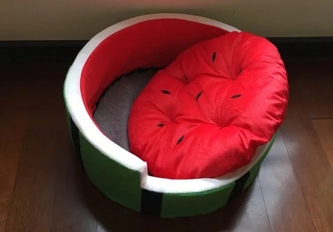 Watermelon-shaped Shu cotton pet bed in green and pink, suitable for small dogs and cats up to 5 kg