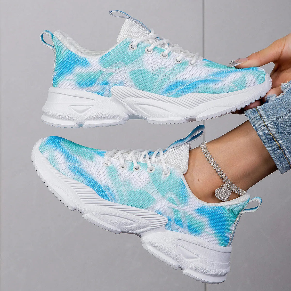Casual flower sneakers in white blue with breathable Flyknit upper and flat MD sole