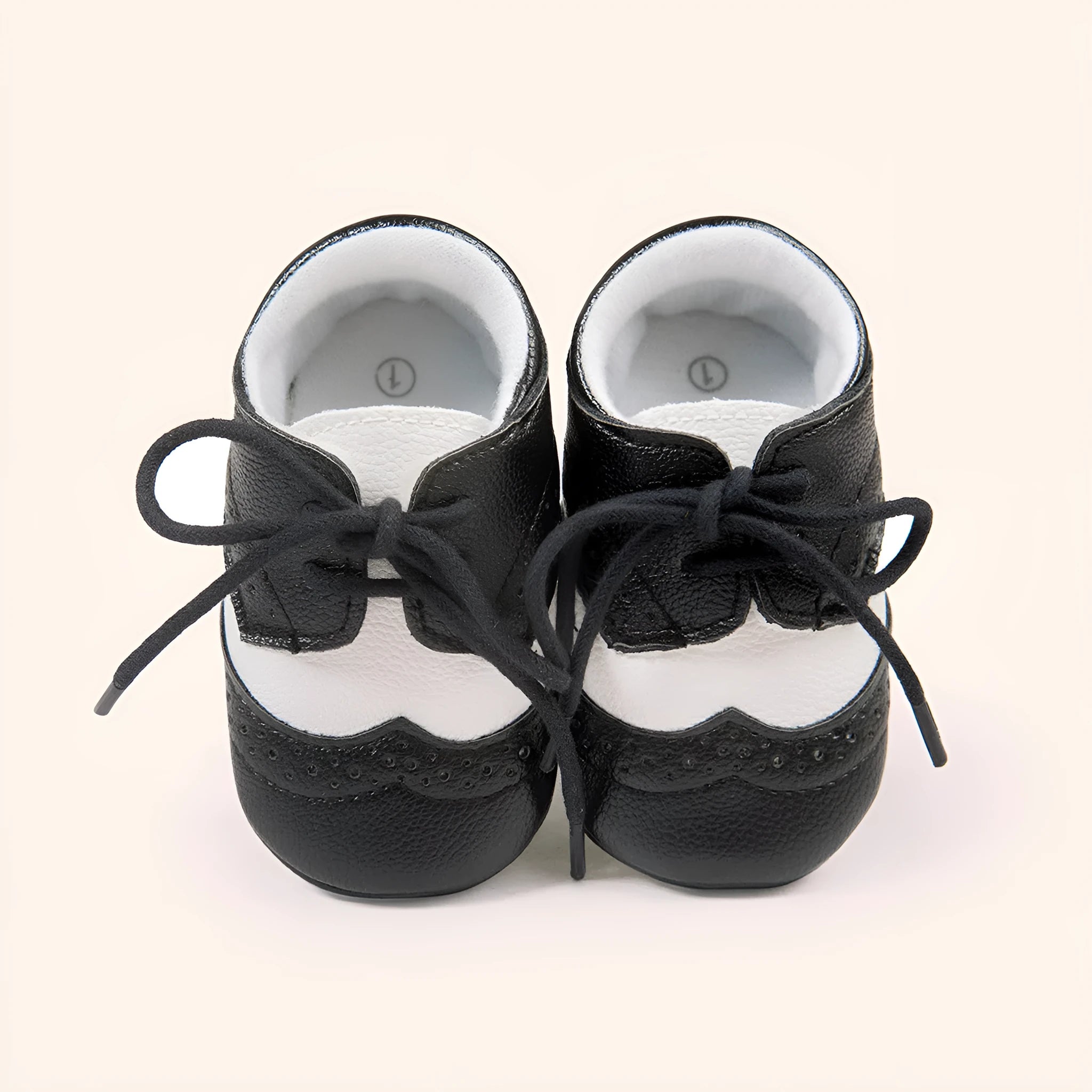 Vintage-style soft-soled baby shoes in synthetic leather with plain pattern design