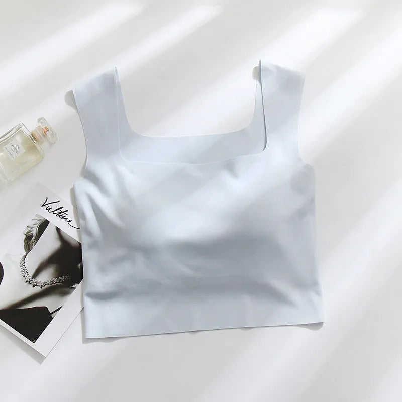 Seamless non-marking sling vest for women with thin mould cup and chest pad in light sports style.