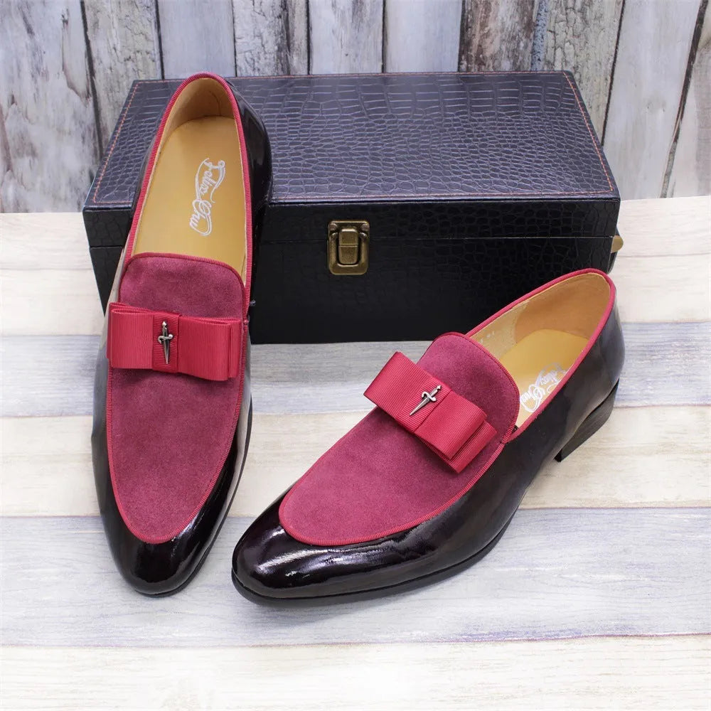 Men's low-top patent leather shoes with tassel detail in black colour