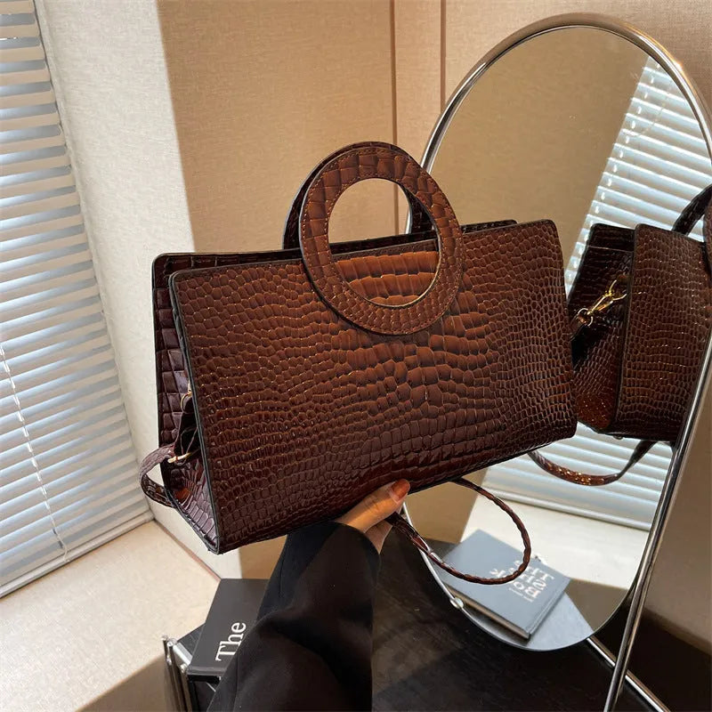 Retro woman's handbag in PU with crocodile pattern – horizontal square shape in beige