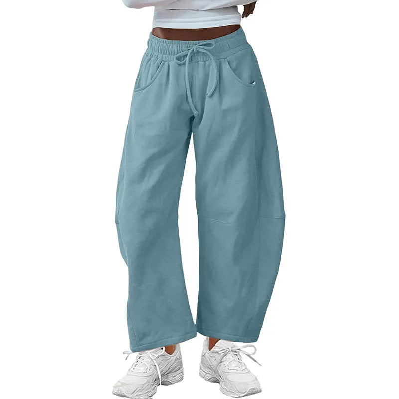 Loose cotton cropped sweatpants with elastic waistband in street fashion style