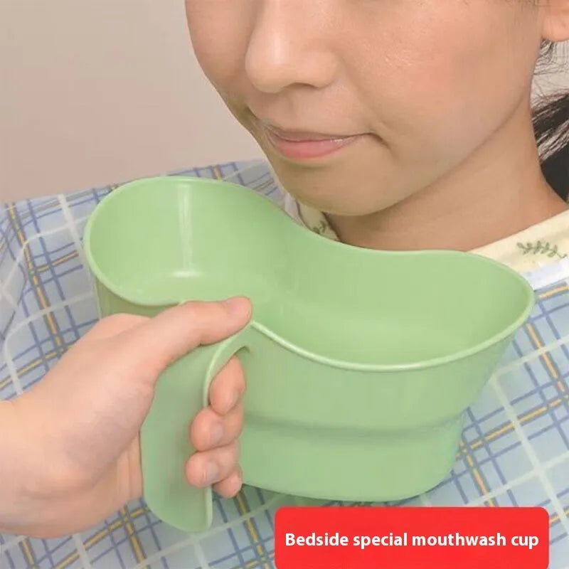 Green plastic patient gargle cup with handle for elderly and bedridden oral care