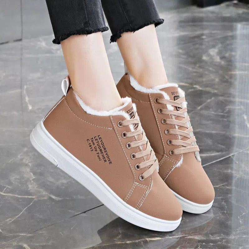 Women's flat sneakers in black, round toe, front lacing, rubber sole, size 35-40