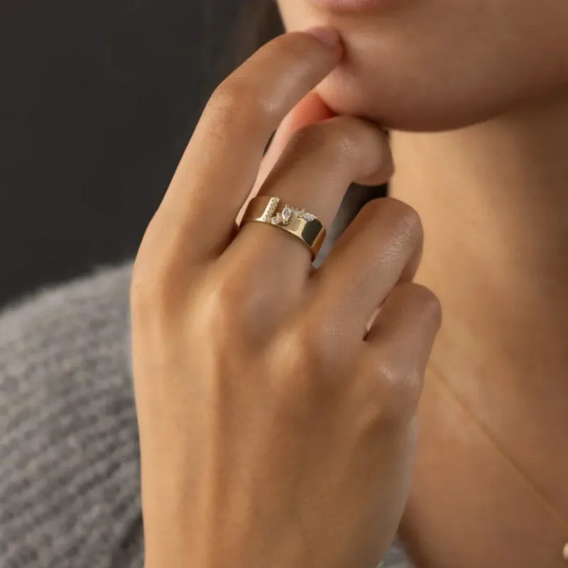 Gold electroplated women's ring with zircon stone, available in sizes 6 to 10