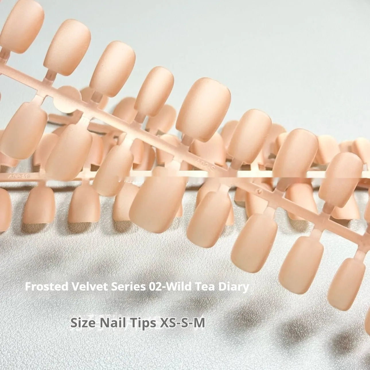 Frosted velvet cat's eye aurora design artificial nail art set in short ladder XS, S, and M sizes.