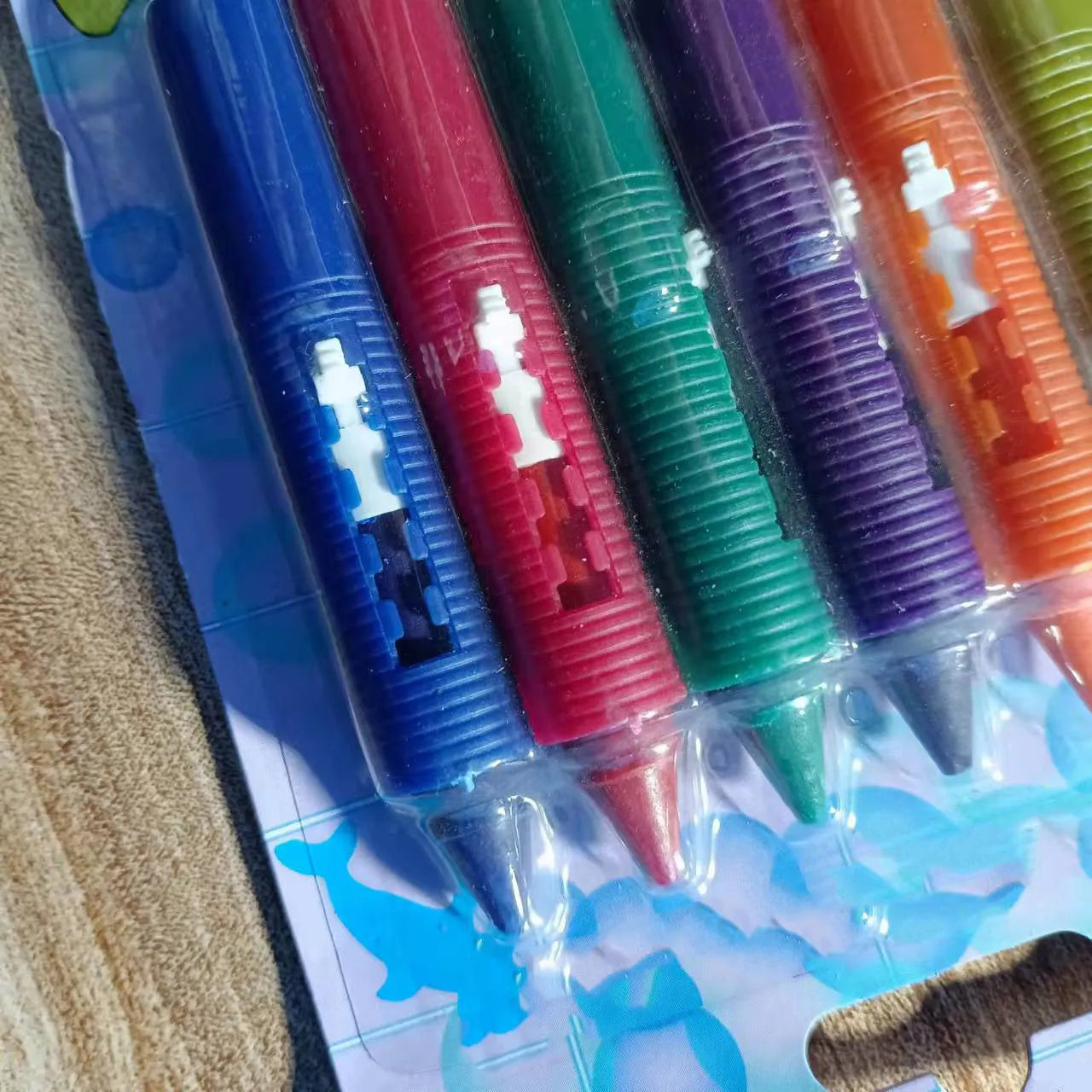 Children's washable bath crayons in six colours with push-type no-dirty-hands mechanism