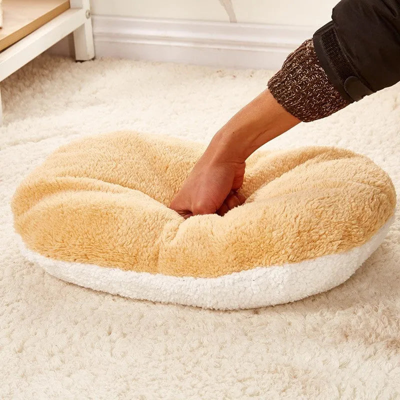 Removable hamburger-style pet nest in beige with zipper closure, size M 45x35 cm, fibre and PP cotton construction