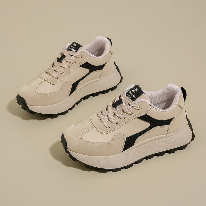 Women's low-top platform sports shoes in card black, with a flat rubber sole and front lace-up design.