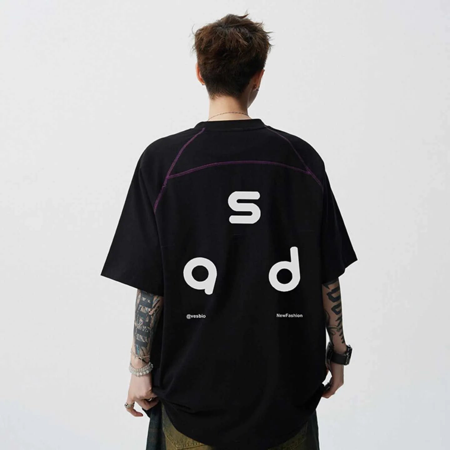 Cotton short-sleeve t-shirt with letter print design in loose fit showing round neck collar