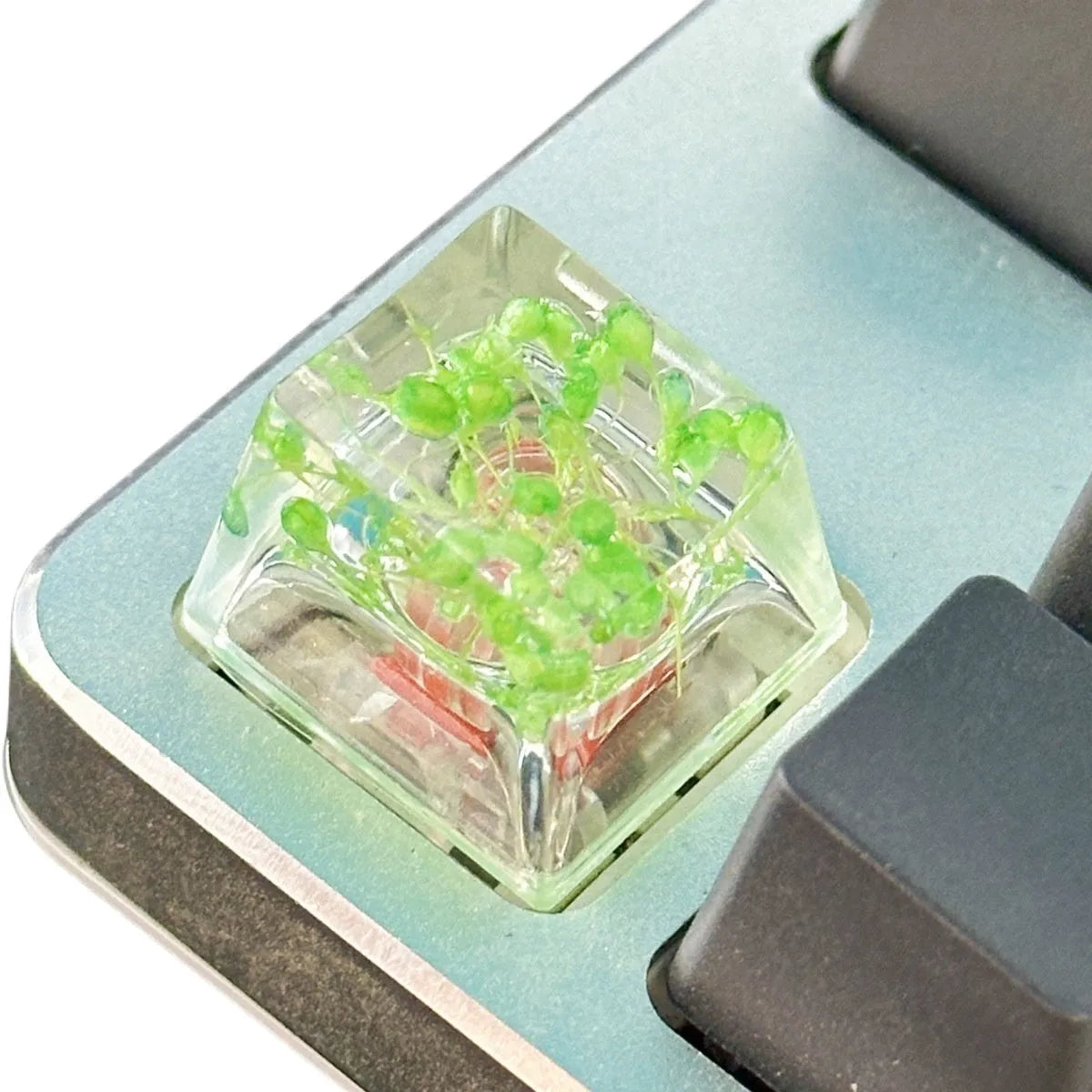 High transparency resin keycap with starry sky design for mechanical keyboards in four colours.