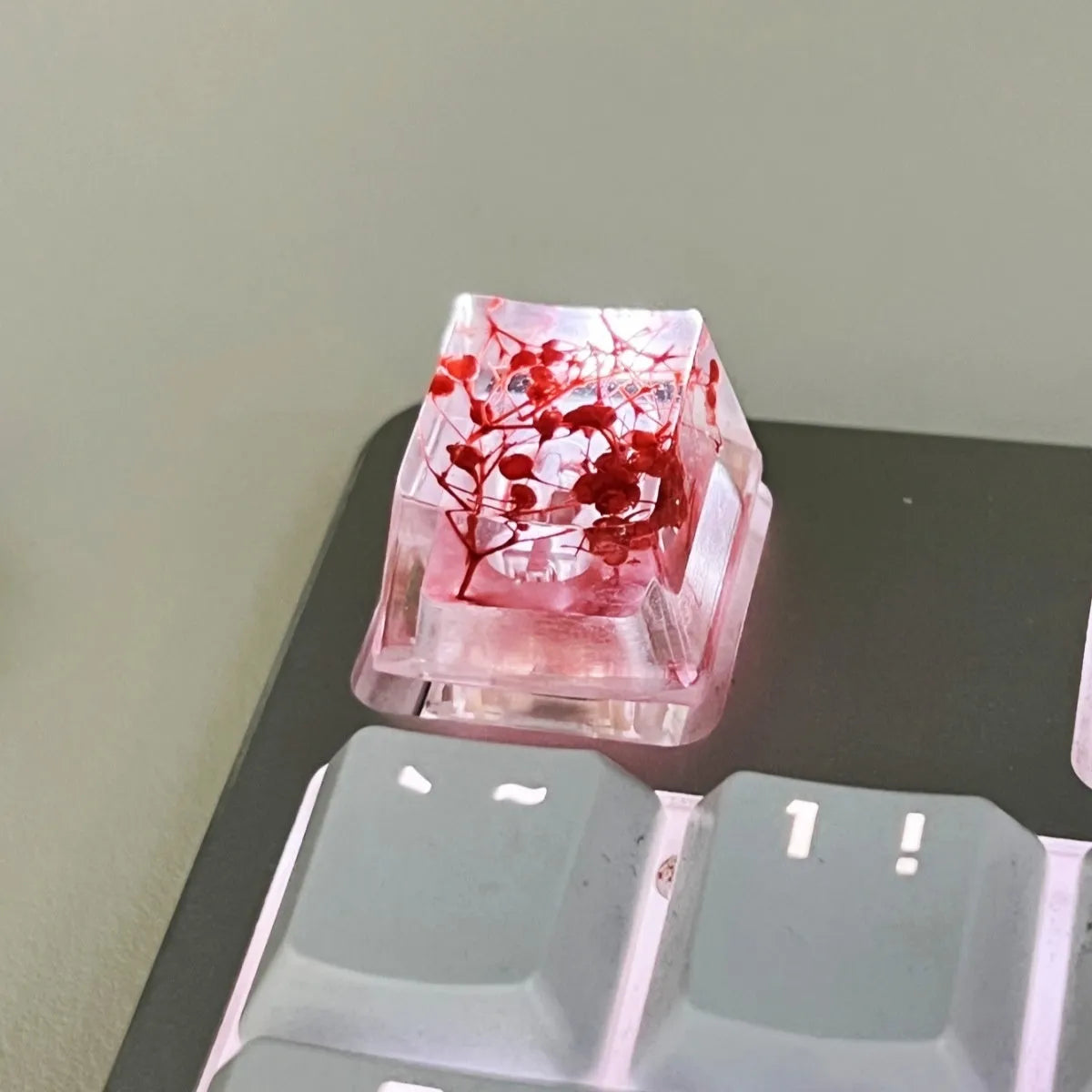 High transparency resin keycap with starry sky design for mechanical keyboards in four colours.