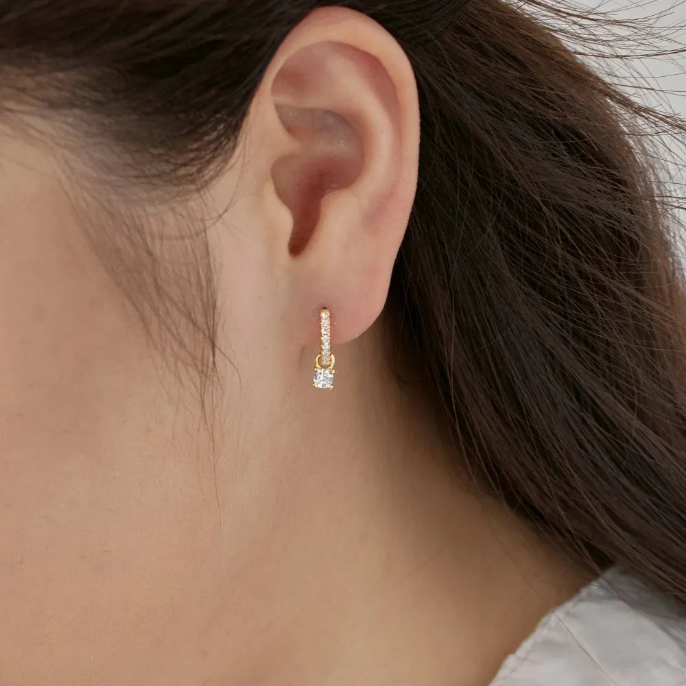 Round zirconium stud earrings in 925 silver with gold electroplated finish on woman