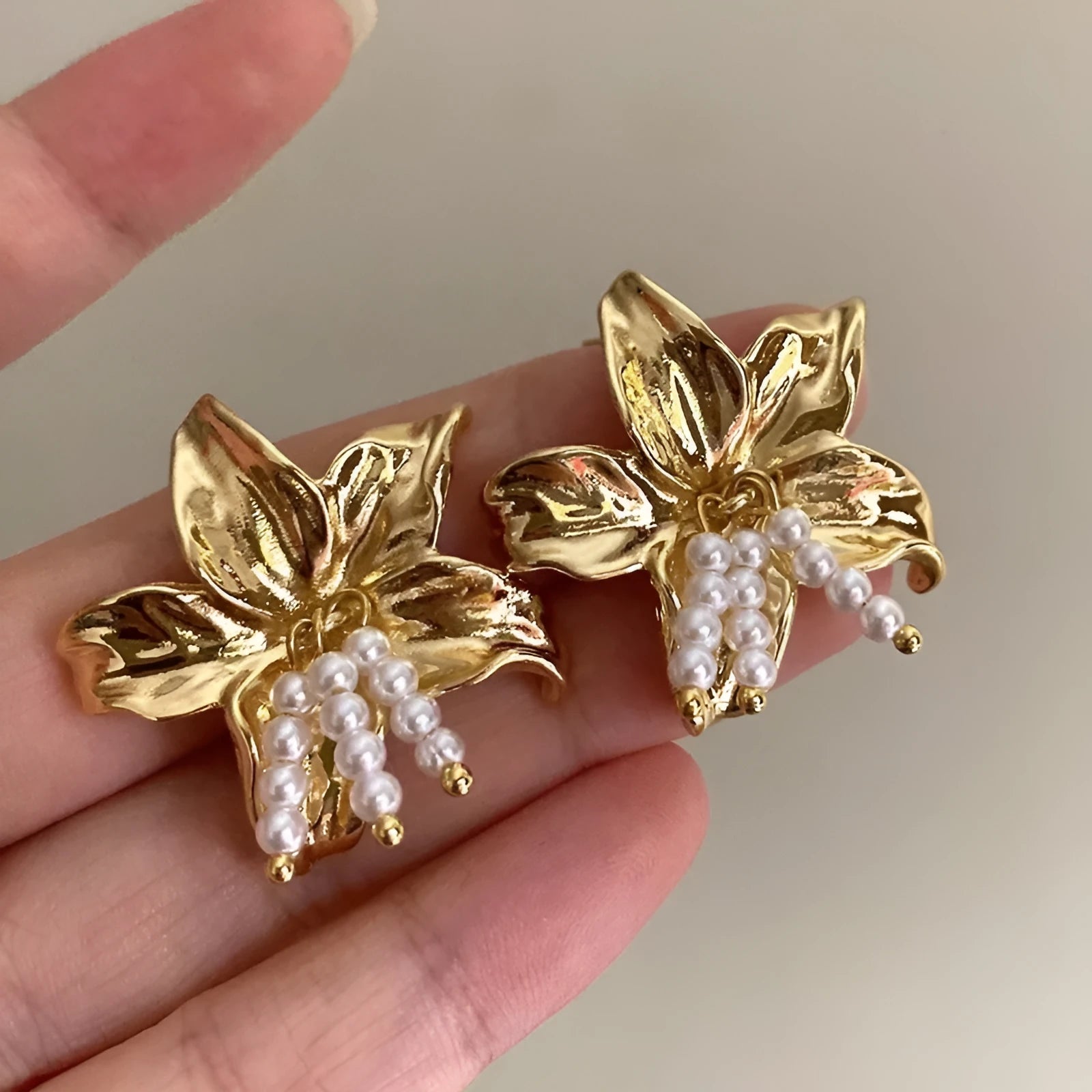 Golden H1795 colour metal flower pearl earrings with exaggerated design and Seiko treatment