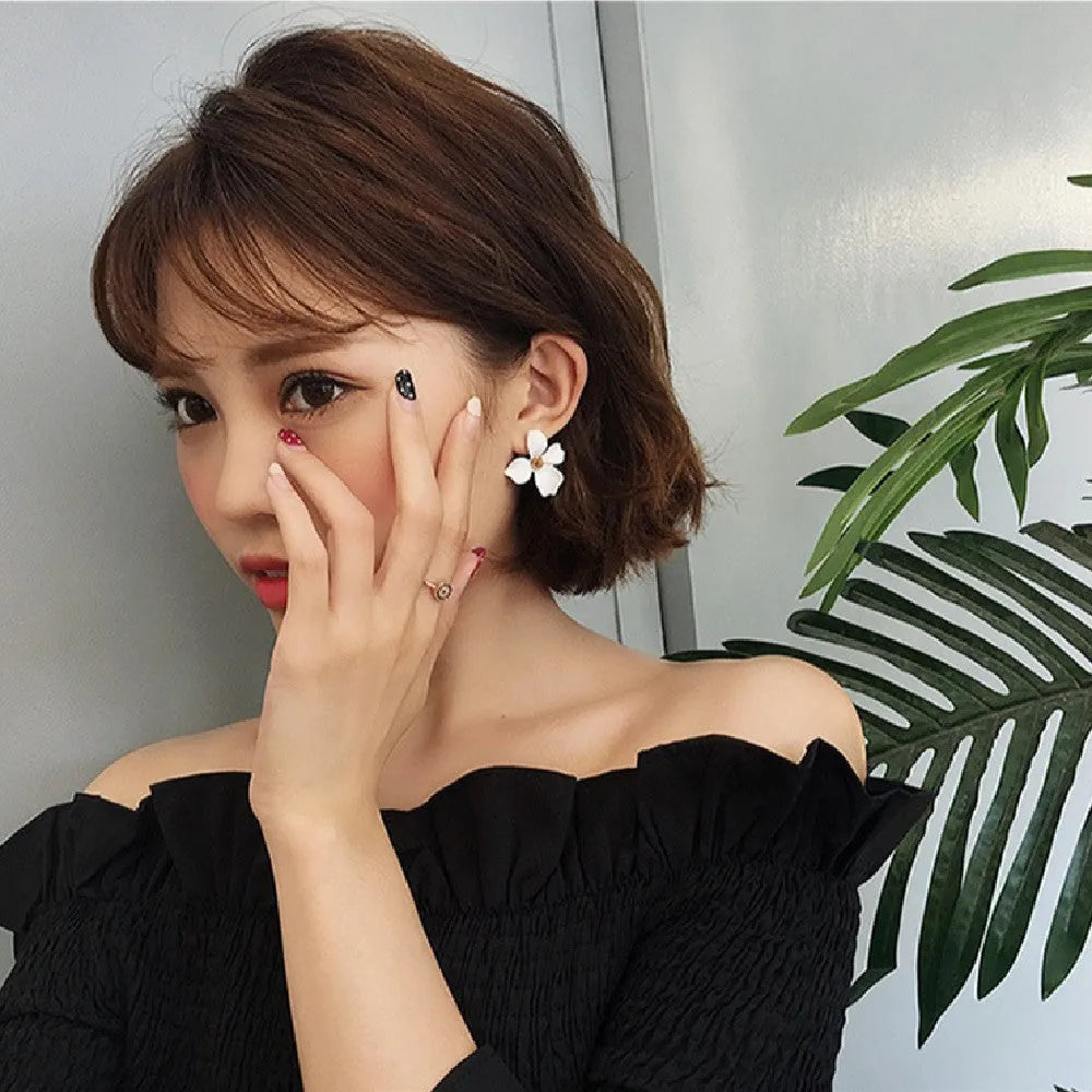 Women's flower stud earrings in alloy with white or pink electroplated finish