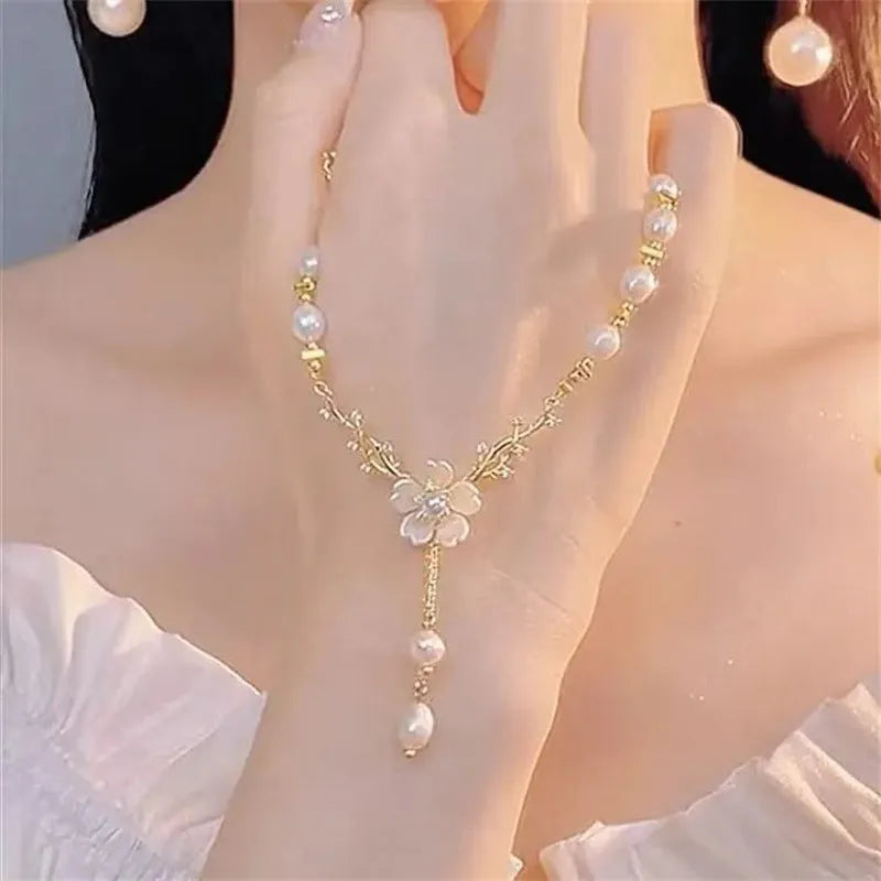 Alloy necklace with pearl flower Q9 colour and rose floral decoration on delicate chain