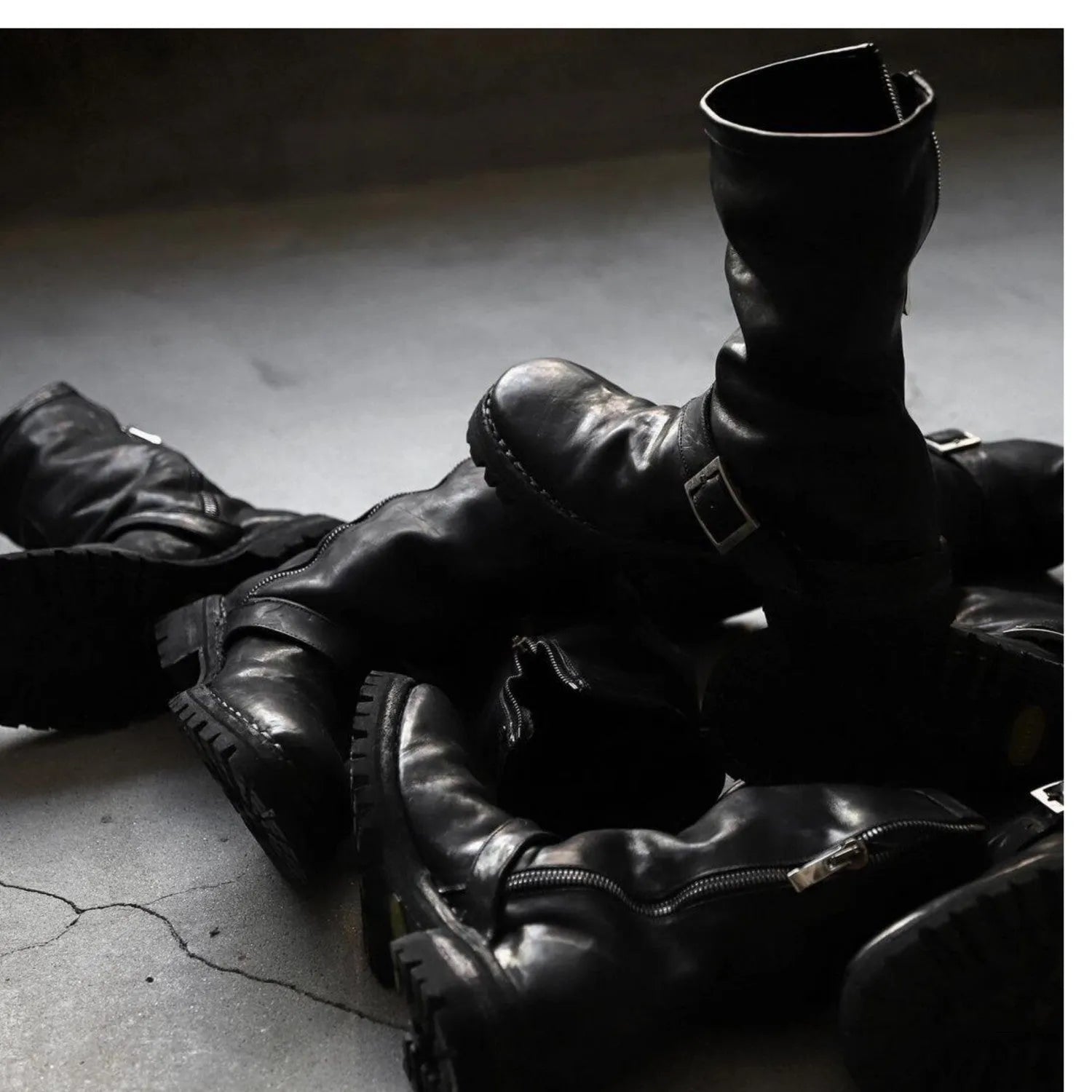Men's black retro Martin ankle boots with a side zip and round toe.