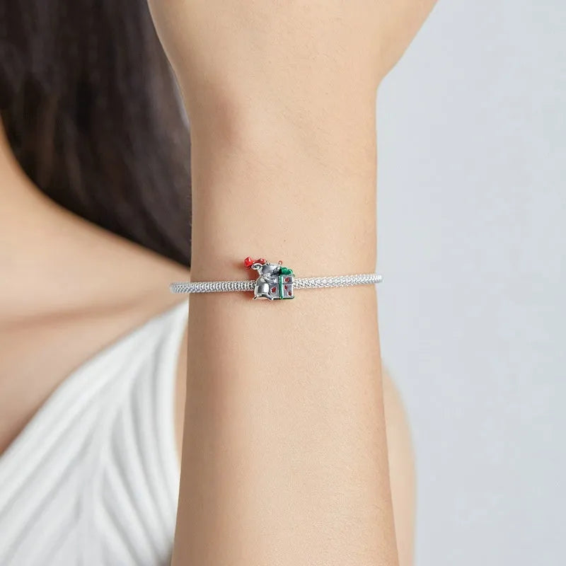 Single 925 sterling silver reindeer bead with dripping oil finish, 1.1x1.4 cm, on white background