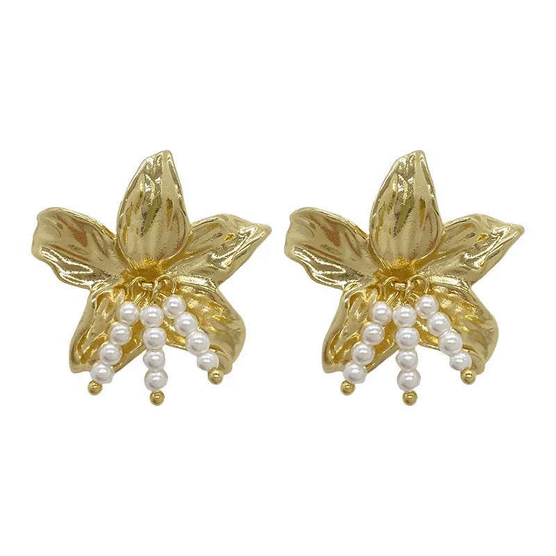 Golden H1795 colour metal flower pearl earrings with exaggerated design and Seiko treatment