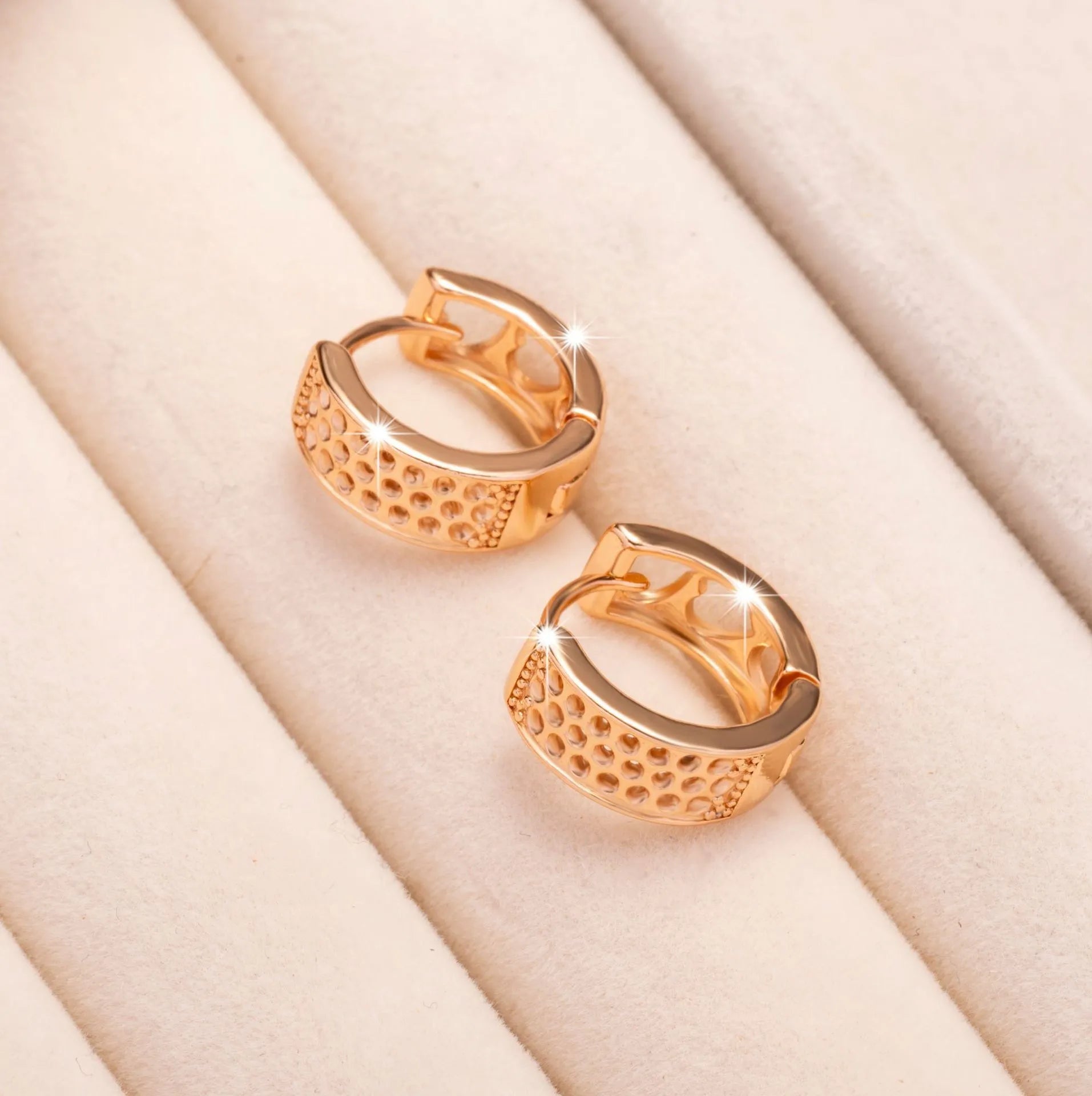Rose gold hollowed out heart-shaped stud earrings for women, fresh sweet style.