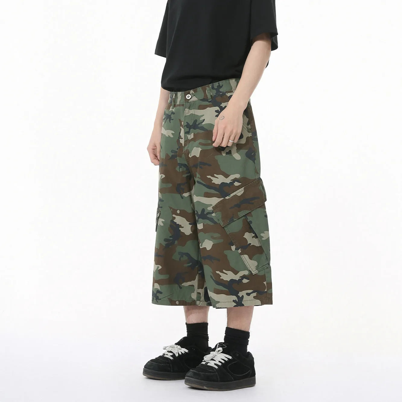 Men's loose wide-leg camouflage cropped cotton trousers with large side pockets.