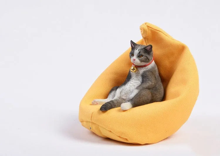 1:6 scale cat ornament on sofa for car dashboard decoration