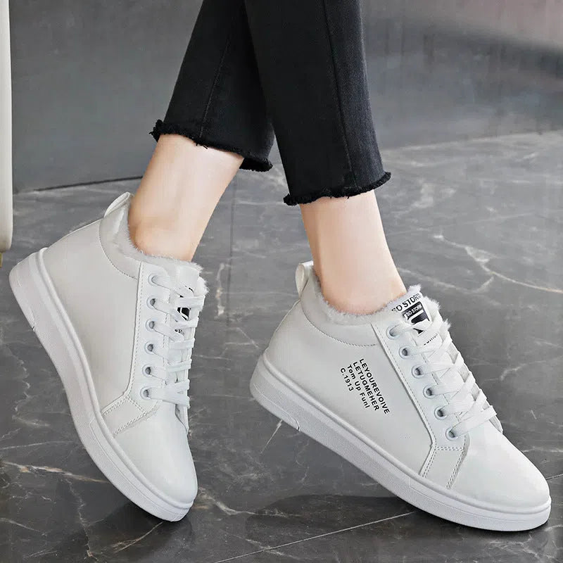 Women's flat sneakers in black, round toe, front lacing, rubber sole, size 35-40