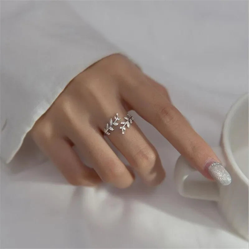 Copper electroplated leaf-shaped ring for women in gold or silver finish with geometric design